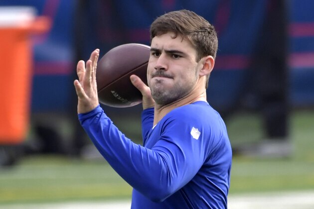 New York Giants quarterback Daniel Jones warms-up before an NFL football game against the Arizona Cardinals, Sunday, Dec. 13, 2020, in East Rutherford, N.J. (AP Photo/Bill Kostroun)
