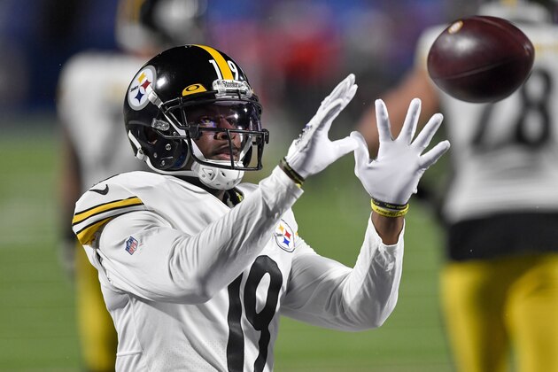 Pittsburgh Steelers wide receiver JuJu Smith-Schuster warms up before an NFL football game against the Buffalo Bills in Orchard Park, N.Y., Sunday, Dec. 13, 2020. (AP Photo/Adrian Kraus)