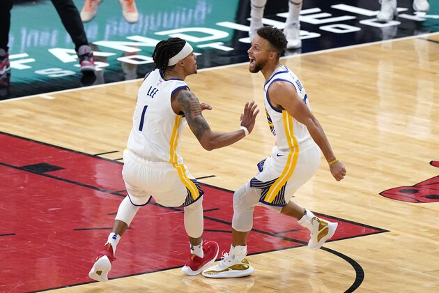 Golden State Warriors guard Damion Lee, left, celebrates with Stephen Curry after making the game-winning 3-point basket during the second half of an NBA basketball game against the Chicago Bulls in Chicago, Sunday, Dec. 27, 2020.  (AP Photo/Nam Y. Huh)
