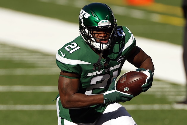 New York Jets running back Frank Gore (21) warms up before an NFL football game against the Miami Dolphins, Sunday, Nov. 29, 2020, in East Rutherford, N.J. (AP Photo/Adam Hunger)