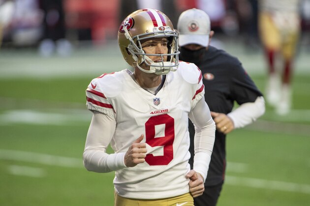 San Francisco 49ers kicker Robbie Gould (9) runs off the field at half time an NFL football game against the Arizona Cardinals, Saturday, Dec. 26, 2020, in Glendale, Ariz. (AP Photo/Jennifer Stewart)
