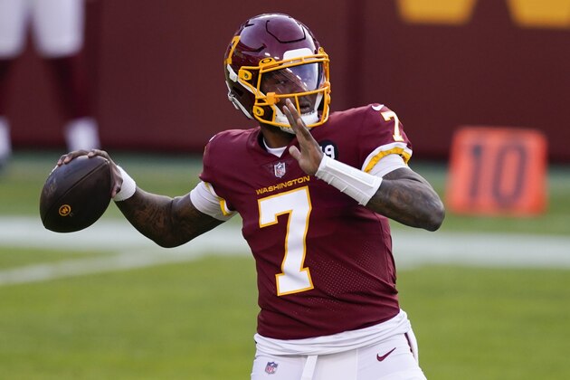 El quarterback Dwayne Haskins, de Washington Football Team, lanza un pase durante el encuentro con los Panthers de Carolina, el domingo 27 de diciembre de 2020, en Landover, Maryland. (AP Foto/Mark Tenally)