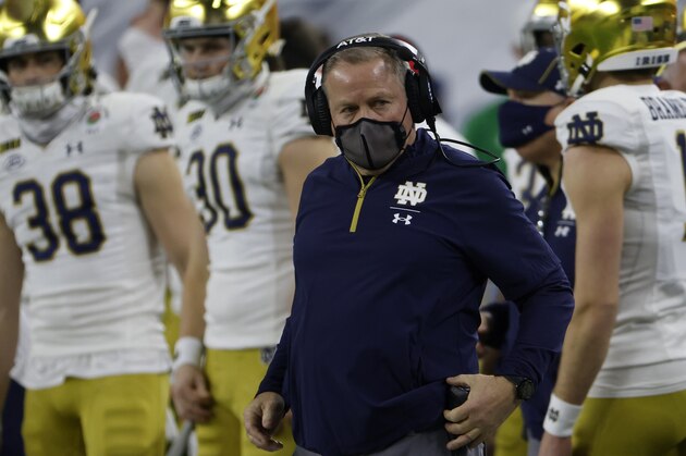 Notre Dame head coach Brian Kelly, center, watches play in the first half of the Rose Bowl NCAA college football game against Alabama in Arlington, Texas, Friday, Jan. 1, 2021. (AP Photo/Ron Jenkins)