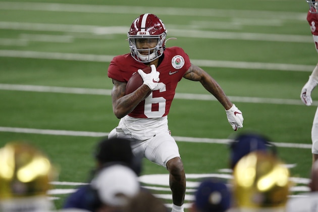 Alabama wide receiver DeVonta Smith advances the ball during the first half of the Rose Bowl NCAA college football game against Notre Dame in Arlington, Texas, Friday, Jan. 1, 2021. (AP Photo/Roger Steinman)