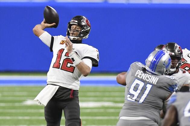 Tom Brady, quarterback de los Buccaneers de Tampa Bay, lanza un pase en el partido ante los Lions de Detroit, el sÃ¡bado 26 de diciembre de 2020 (AP Foto/Lon Horwedel)