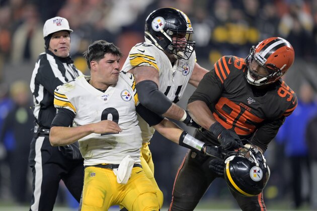 El defensive end de los Browns de Cleveland Myles Garrett después de golpear con el casco al quarterback de los Steelers de Pittsburgh Mason Rudolph en el cuarto periodo del juego del jueves 14 de noviembre de 2019, en Cleveland. (AP Foto/David Richard)