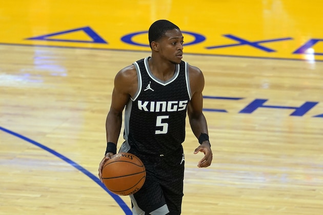 Sacramento Kings guard De'Aaron Fox (5) dribbles against the Golden State Warriors during the first half of an NBA basketball game in San Francisco, Monday, Jan. 4, 2021. (AP Photo/Jeff Chiu)