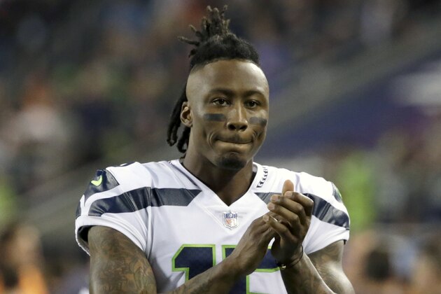 ARCHIVO - En esta foto de archivo del 17 de septiembre de 2018, el receptor de los Seahawks de Seattle, Brandon Marshall, se alista para un juego de la NFL contra los Bears de Chicago, en Chicago. El entrenador en jefe de los Saints, Sean Payton, informó el lunes 12 de noviembre de 2018 que Nueva Orleáns firmó a Marshall. (AP Foto/David Banks, File)