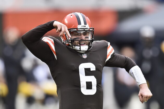 En foto del domingo 3 de enero del 2021 Baker Mayfield, quarterback de los Browns de Cleveland, festeja tras lanzar un pase de anotación ante los Steelers de Pittsburgh. El viernes 8 de enero del 2021 los Browns tuvieron que esperar casi dos décadas para volver a la postemporada. Para extender su gran temporada, lo tendrán que hacer sin su imperturbable entrenador de primer año en un lugar en el que sus deficiencias son puestas a prueba: Pittsburgh (AP Foto/David Richard)