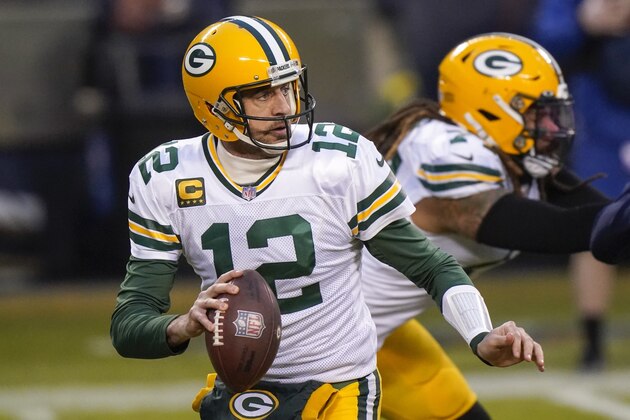 Aaron Rodgers, de los Packers de Green Bay, se prepara para lanzar un pase en el duelo del domingo 3 de enero de 2021, ante los Bears de Chicago (AP Foto/Nam Y. Huh)