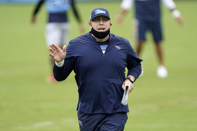 Tennessee Titans offensive coordinator Arthur Smith instructs his players during NFL football training camp Friday, Aug. 21, 2020, in Nashville, Tenn. (AP Photo/Mark Humphrey)