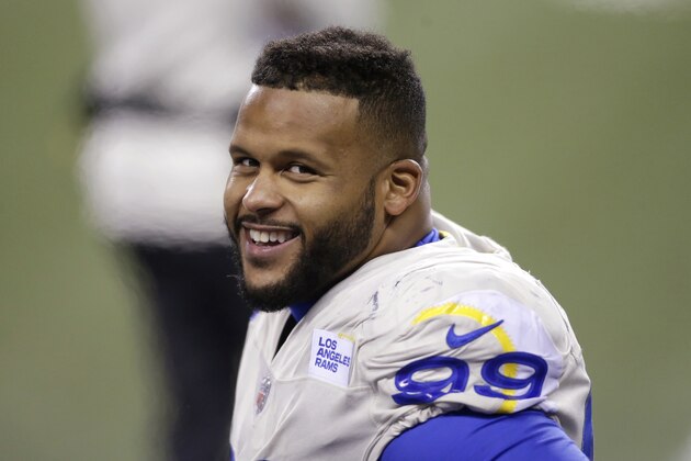 El defensive tackle de los Rams de Los Ángeles Aaron Donald sonríe durante la segunda mitad del juego de la ronda de comodines de la NFL ante los Seahawks de Seattle, el sábado 9 de enero de 2021, en Seattle. (AP Foto/Scott Eklund)