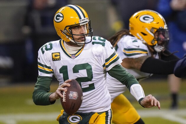 Aaron Rodgers, de los Packers de Green Bay, se prepara para lanzar un pase en el duelo del domingo 3 de enero de 2021, ante los Bears de Chicago (AP Foto/Nam Y. Huh)