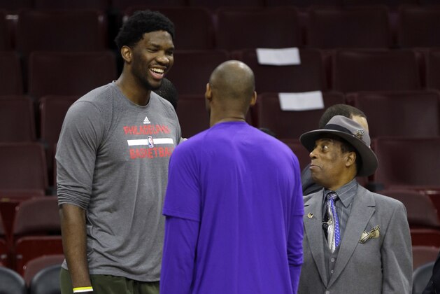 Los Angeles Lakers' Kobe Bryant, center, meets with the Philadelphia 76ers' Joel Embiid, left, and Sonny Hill ahead of a basketball game Tuesday, Dec. 1, 2015, in Philadelphia. (AP Photo/Matt Rourke)