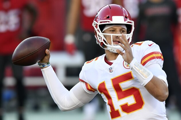 El quarterback Patrick Mahomes, de los Chiefs de Kansas City, lanza un pase en la primera mitad del duelo con los Buccaneers de Tampa Bay, el domingo 29 de noviembre de 2020, en Tampa, Florida. (AP Foto/Jason Behnken)