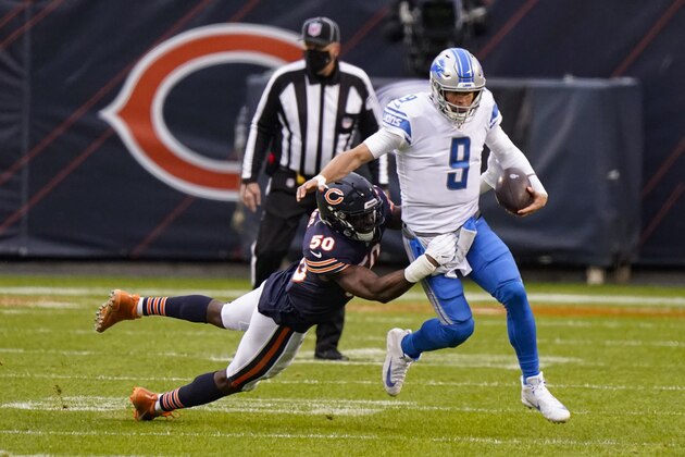 El linebacker de los Bears de Chicago Barkevious Mingo taclea al quarterback de los Lions de Detroit Matthew Stafford en el juego del domingo 6 de diciembre del 2020. (AP Photo/Nam Y. Huh)