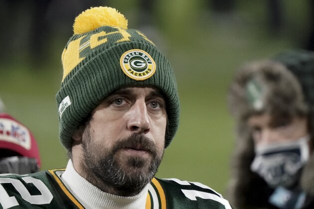 En foto del domingo 24 de enero del 2021, el quarterback de los Packers de Green Bay Aaron Rodgers camina para salir del terreno de juego tras perder ante los Buccaneers en el duelo por el campeonato de la NFC. El martes 26 de enero del 2021 el quarterback aclara sus comentarios tras el partido, en una intervención en radio asegura que su futuro no depende completamente de él, pero que no habría motivo por el que no regresaría. (AP Photo/Morry Gash)