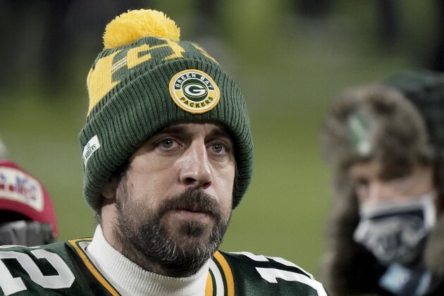 En foto del domingo 24 de enero del 2021, el quarterback de los Packers de Green Bay Aaron Rodgers camina para salir del terreno de juego tras perder ante los Buccaneers en el duelo por el campeonato de la NFC. El martes 26 de enero del 2021 el quarterback aclara sus comentarios tras el partido, en una intervención en radio asegura que su futuro no depende completamente de él, pero que no habría motivo por el que no regresaría. (AP Photo/Morry Gash)