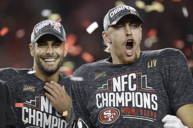 El quarterback de los 49ers de San Francisco Jimmy Garoppolo y el tight end George Kittle celebran el triunfo de su equipo ante los Packers de Green Bay en el duelo por el campeonato de la NFC, el domingo 19 de enero del 2020. (AP Foto/Ben Margot).