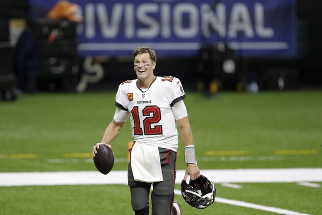 El mariscal de campo Tom Brady de los Buccaneers de Tampa Bay tras la victoria ante los Saints de Nueva Orleáns en los playoffs de la NFL, el domingo 17 de enero de 2021, en Nueva Orleáns. (AP Foto/Brett Duke)