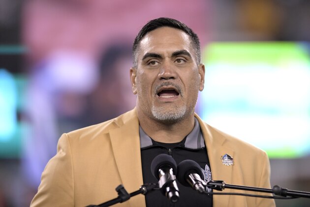 Former New York Jets center Kevin Mawae speaks at his NFL football Hall of Fame ring ceremony during halftime Monday, Oct. 21, 2019, in East Rutherford, N.J. (AP Photo/Bill Kostroun)