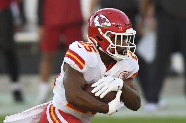 Kansas City Chiefs running back Clyde Edwards-Helaire (25) runs against the Tampa Bay Buccaneers during the first half of an NFL football game Sunday, Nov. 29, 2020, in Tampa, Fla. (AP Photo/Jason Behnken)