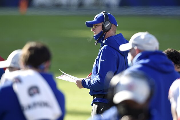 New York Giants offensive coordinator Jason Garrett, center, looks on during the first half of an NFL football game against the Baltimore Ravens, Sunday, Dec. 27, 2020, in Baltimore. (AP Photo/Gail Burton)