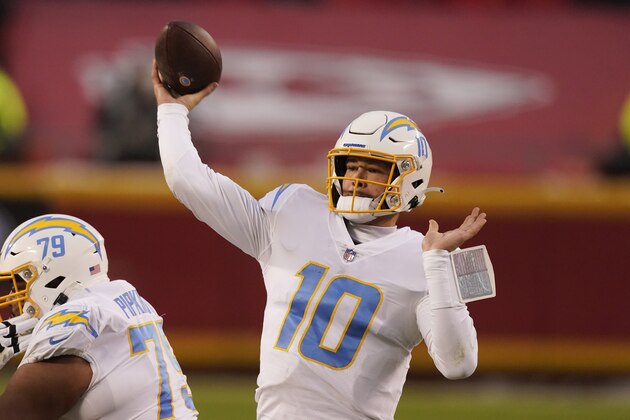 Justin Herbert, quarterback de los Chargers de Los Ángeles, lanza un pase durante el duelo del domingo 3 de enero de 2021 ante los Chiefs de Kansas City  (AP Foto/Charlie Riedel)