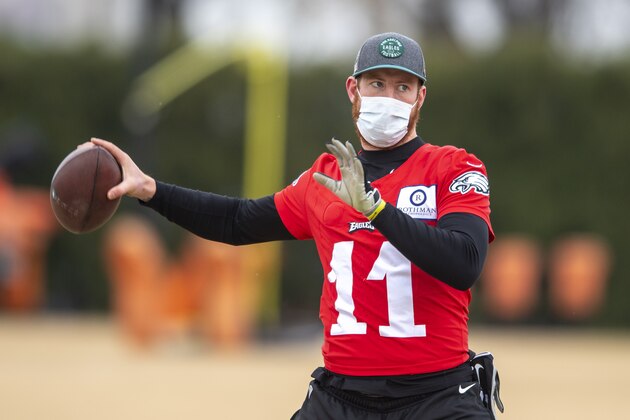 Philadelphia Eagles quarterback Carson Wentz throws the ball during practice at the NFL football team's training facility, Wednesday, Dec. 9, 2020, in Philadelphia. (Jose F. Moreno/The Philadelphia Inquirer via AP, Pool)