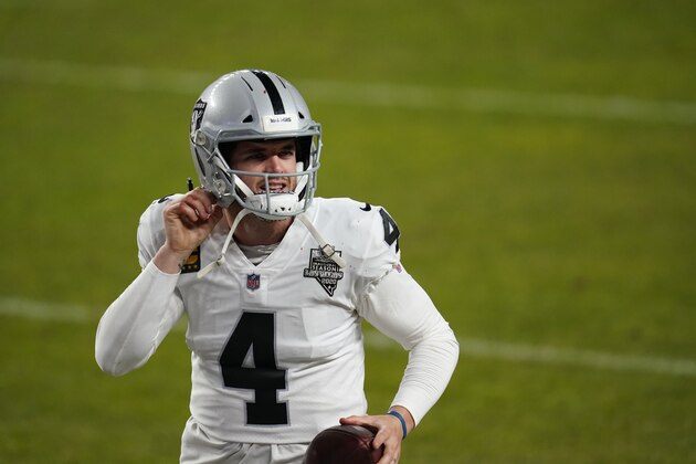 Las Vegas Raiders quarterback Derek Carr (4) in the first second half of an NFL football game Sunday, Jan. 3, 2021, in Denver. (AP Photo/David Zalubowski)