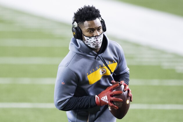 Pittsburgh Steelers wide receiver JuJu Smith-Schuster (19) prior to an NFL football game against the Cincinnati Bengals, Monday, Dec. 21, 2020, in Cincinnati. (AP Photo/Emilee Chinn)