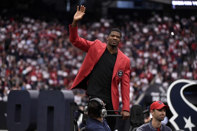Former Houston Texans receiver Andre Johnson waves to the crowd after being inducted into the Texans Ring of Honor during halftime of an NFL football game against the Arizona Cardinals, Sunday, Nov. 19, 2017, in Houston. (AP Photo/Eric Christian Smith)