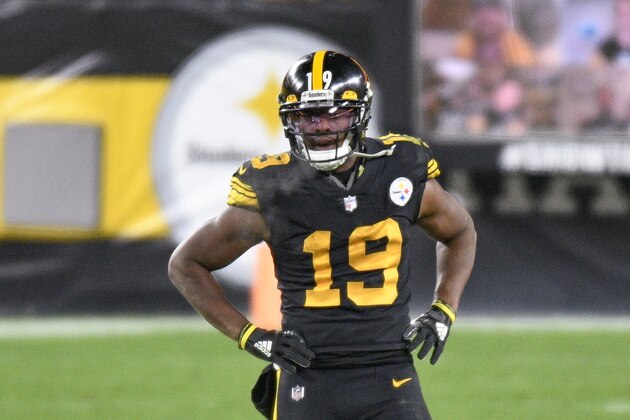 Pittsburgh Steelers wide receiver JuJu Smith-Schuster (19) plays in an NFL football game against the Baltimore Ravens, Wednesday, Dec. 2, 2020, in Pittsburgh. (AP Photo/Don Wright)