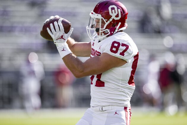 Oklahoma wide receiver Spencer Jones (87) warms up before an NCAA college football game against TCU, Saturday, Oct. 24, 2020, in Fort Worth, Texas. Oklahoma won 33-14. (AP Photo/Brandon Wade)
