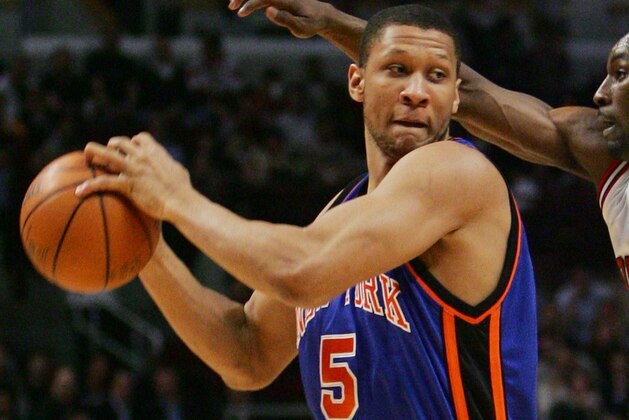 Chicago Bulls' Ben Gordon, right, prepares to knock the ball away from New York Knicks' Randolph Morris during the third quarter of an NBA basketball game on Tuesday, April 10, 2007, in Chicago. The Bulls defeated the Knicks 98-69. (AP Photo/Jerry Lai)