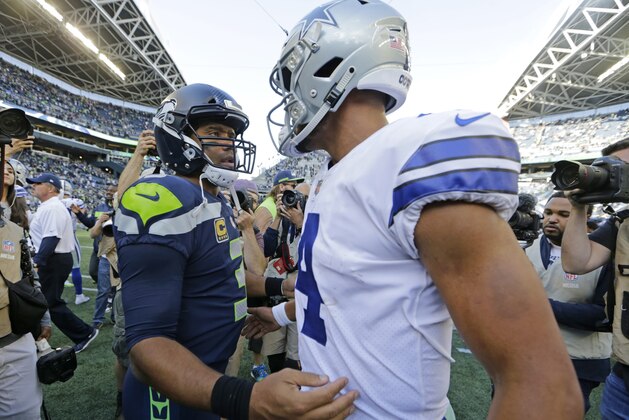 ARCHIVO - En esta foto de archivo del 23 de septiembre de 2018, el quarterback de los Seahawks de Seattle, Russell Wilson (3), saluda al quarterback de los Cowboys de Dallas, Dak Prescott (4), luego de un juego de la NFL en Seattle. Wilson y Prescott, dos jugadores con muchas similitudes, se enfrentarán el sábado 5 de enero de 2018 en un juego de comodines en los playoffs de la Conferencia Nacional.(AP Foto/John Froschauer, Archivo)