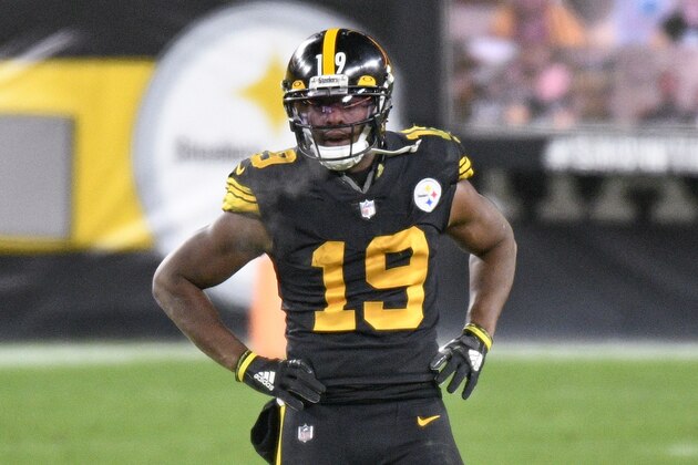 Pittsburgh Steelers wide receiver JuJu Smith-Schuster (19) plays in an NFL football game against the Baltimore Ravens, Wednesday, Dec. 2, 2020, in Pittsburgh. (AP Photo/Don Wright)