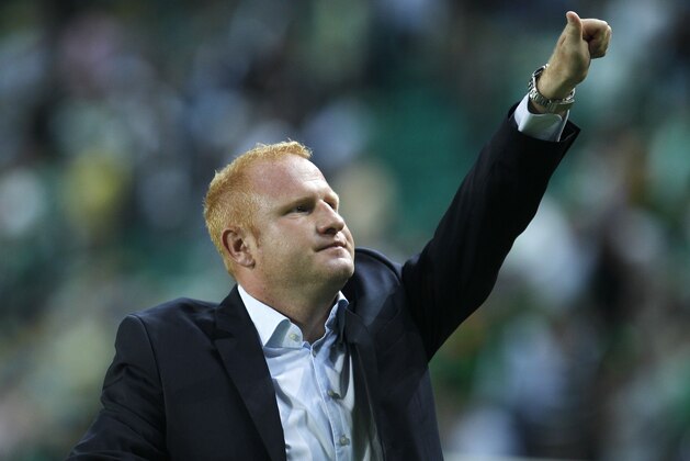 Basel's coach Heiko Vogel, from Germany, gestures to supporters at the end of their Europa League Group G soccer match against Sporting at Sporting's Alvalade stadium in Lisbon, Thursday, Sept. 20, 2012. The match ended in a 0-0 draw. (AP Photo/Francisco Seco)