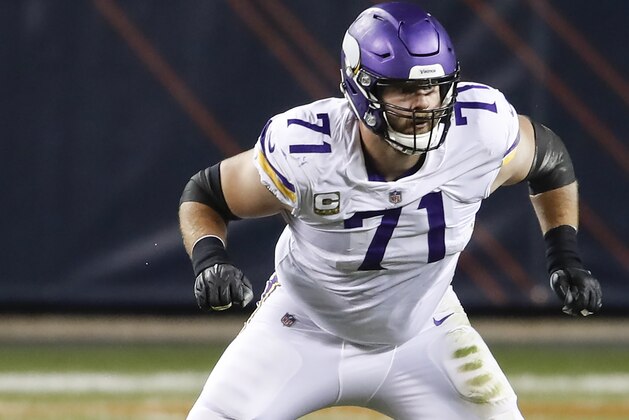 Minnesota Vikings offensive tackle Riley Reiff (71) defends against the Chicago Bears during the first half of an NFL football game, Monday, Nov. 16, 2020, in Chicago. (AP Photo/Kamil Krzaczynski)