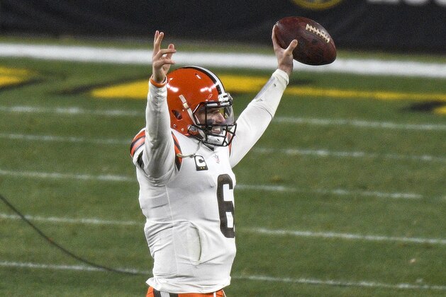 El quarterback de los Browns de Cleveland Baker Mayfield celebra mientras sale del terreno de juego tras la victoria sobre los Steelers de Pittsburgh en el juego de playoffs de la ronda de comodines, el domingo 10 de enero de 2021, en Pittsburgh. (AP Foto/Don Wright)