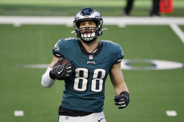Philadelphia Eagles tight end Dallas Goedert (88) runs with he ball prior to an NFL Football game in Arlington, Texas, Sunday, Dec. 27, 2020. (AP Photo/Michael Ainsworth)