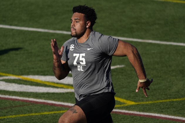 Southern California guard Alijah Vera-Tucker (75) participates in the school's pro day football workout for NFL scouts Wednesday, March 24, 2021, in Los Angeles. (AP Photo/Marcio Jose Sanchez)