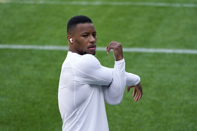 New York Giants running back Saquon Barkley warms up before an NFL football game against the New York Giants in Chicago, Sunday, Sept. 20, 2020. (AP Photo/Charles Rex Arbogast)