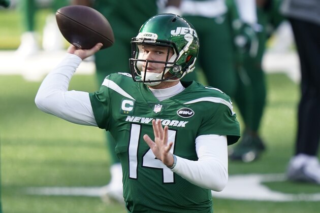 New York Jets quarterback Sam Darnold (14) warms up before an NFL football game against the Cleveland Browns Sunday, Dec. 27, 2020, in East Rutherford, N.J. (AP Photo/Corey Sipkin)