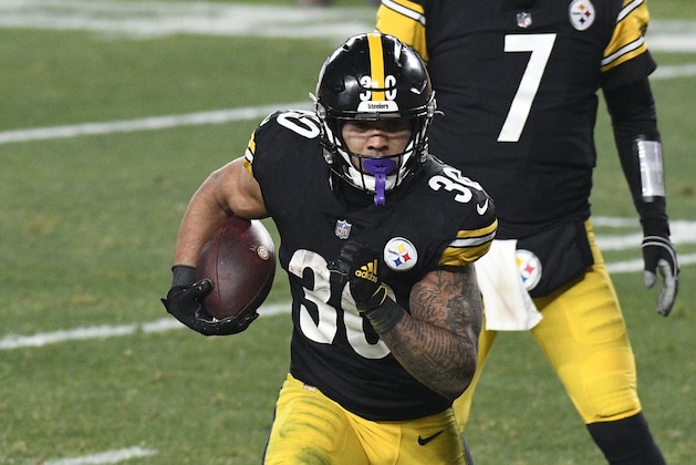 Pittsburgh Steelers running back James Conner (30) takes a handoff from quarterback Ben Roethlisberger and scores on a one-yard run during the first half of an NFL wild-card playoff football game against the Cleveland Browns in Pittsburgh, Sunday, Jan. 10, 2021. (AP Photo/Don Wright)