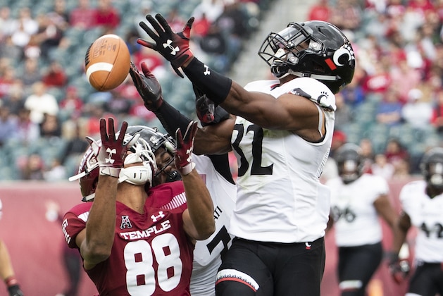 Cincinnati's safety James Wiggins (32) and cornerback Coby Bryant (7) break up the pass intended for Temple's wide receiver Branden Mack (88) during the first half of an NCAA college football, Saturday, Oct. 20, 2018, in Philadelphia. (AP Photo/Chris Szagola)