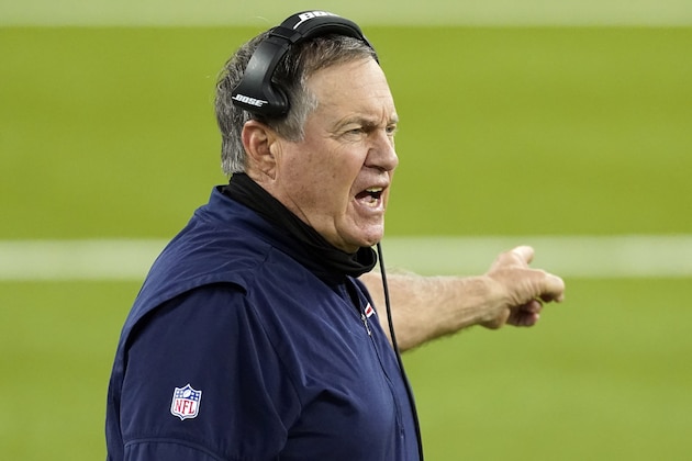 En esta imagen del jueves 10 de diciembre de 2020, el entrenador en jefe de los Patriots de Nueva Inglaterra Bill Belichick da instrucciones en la segunda mitad del juego ante los Rams de Los Ángeles, en Inglewood, California. (AP Foto/Ashley Landis, Archivo)