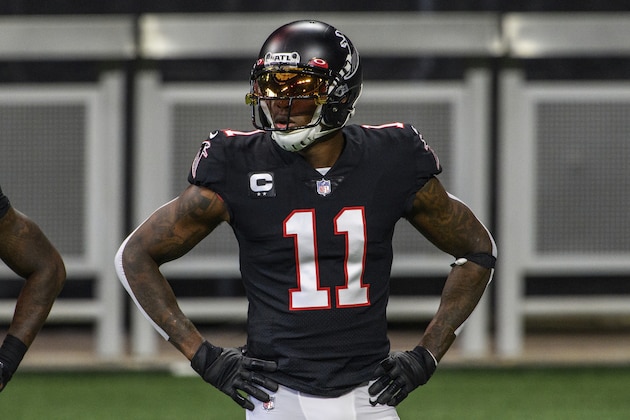 ARCHIVO - En esta foto del domingo 6 de diciembre de 2020, Julio Jones, de los Falcons de Atlanta, calienta antes del partido ante los Saints de Nueva OrleÃ¡ns  (AP Foto/Danny Karnik, archivo)