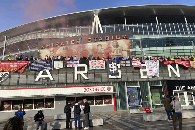 Fans protest against Arsenal owner Stan Kroenke before the English Premier League soccer match against Everton, outside the Emirates Stadium in London, Friday April 23, 2021.  The fans want owner Stan Kroenke to leave the club over its bid to join the failed Super League. (AP Photo / Frank Giffiths)