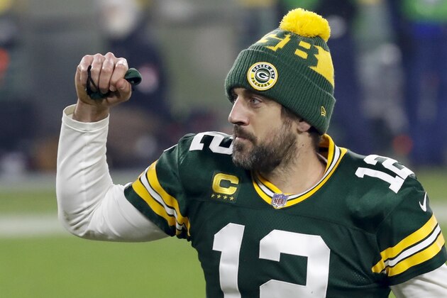 En foto del 16 de enero del 2021, el quarterback de los Packers de Green Bay Aaron Rodgers levanta el puño tras el triunfo en duelo divisional ante los Rams de Los Ángeles. El miércoles 20 de enero del 2021 los compañeros de Aaron Rodgers entienden lo que significa el duelo por el campeonato de la Conferencia Nacional para el legado del quarterback (AP Photo/Mike Roemer) En foto del 16 de enero del 2021, el quarterback de los Packers de Green Bay Aaron Rodgers levanta el puño tras el triunfo en duelo divisional ante los Rams de Los Ángeles. El miércoles 20 de enero del 2021 los compañeros de Aaron Rodgers entienden lo que significa el duelo por el campeonato de la Conferencia Nacional para el legado del quarterback (AP Photo/Mike Roemer)